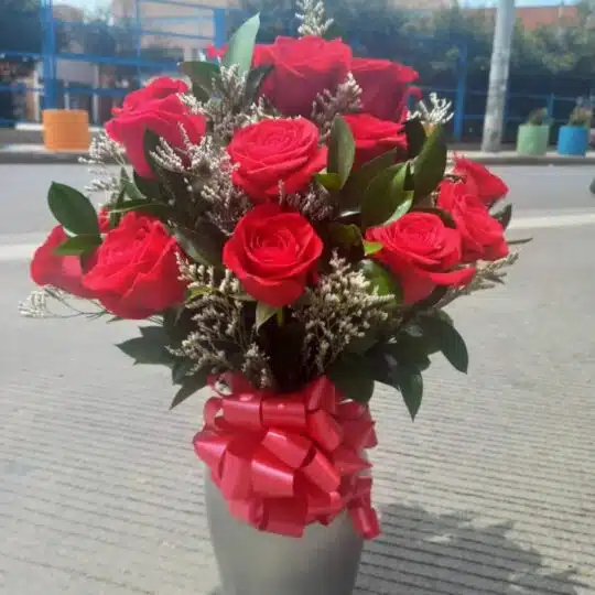 Jarrón con 12 Rosas