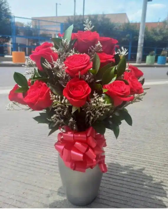 Jarrón con 12 Rosas